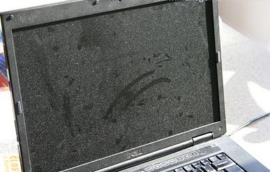 dirty_laptop_screen-ok.jpg